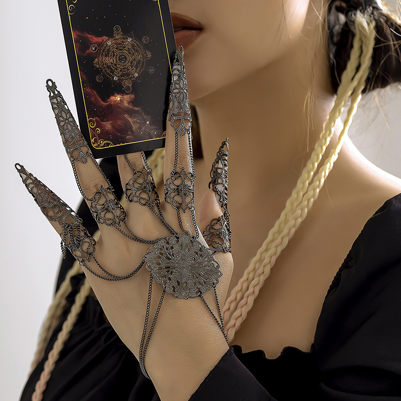 Women Accessories Dubai - سوار سلسلة معصم بإصبع هندي مجوف